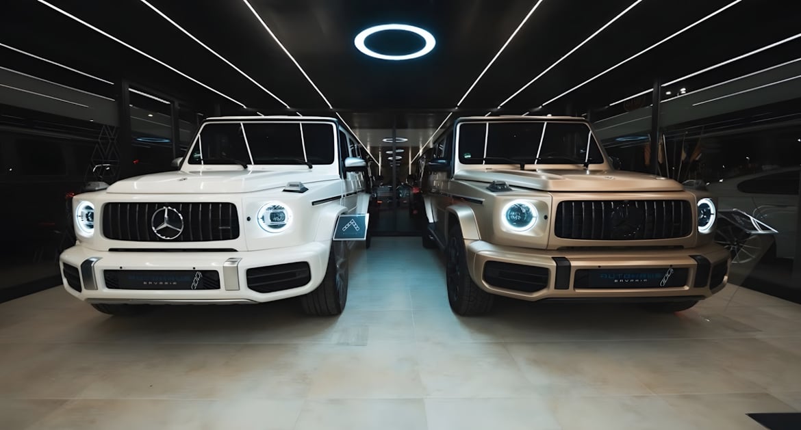 Zwei Mercedes G-Klasse symmetrisch im Showroom von Autohaus Bavaria