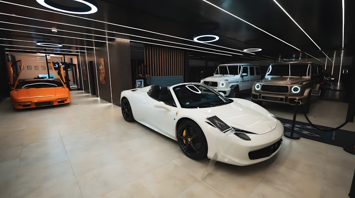 Showroom von Autohaus Bavaria mit weißem Ferrari