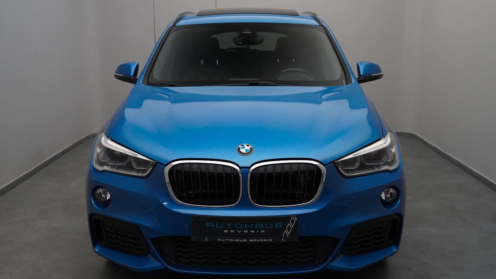 BMW X1 sDrive 20i M Sport · HUD · PANO · KAMERA · H&K
