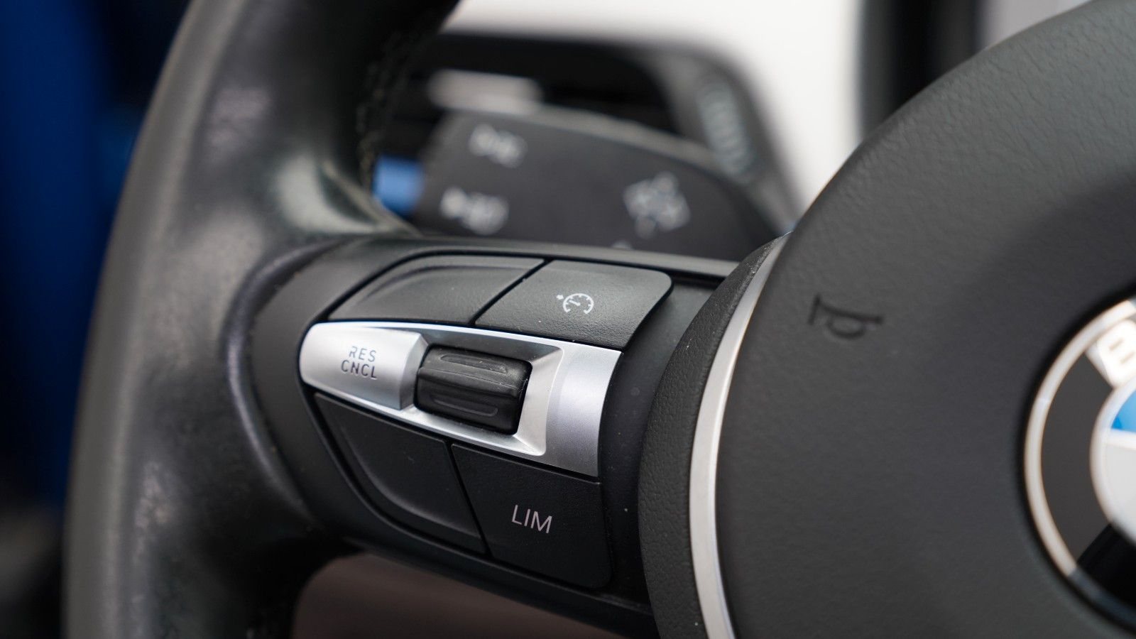 BMW X1 sDrive 20i M Sport · HUD · PANO · KAMERA · H&K