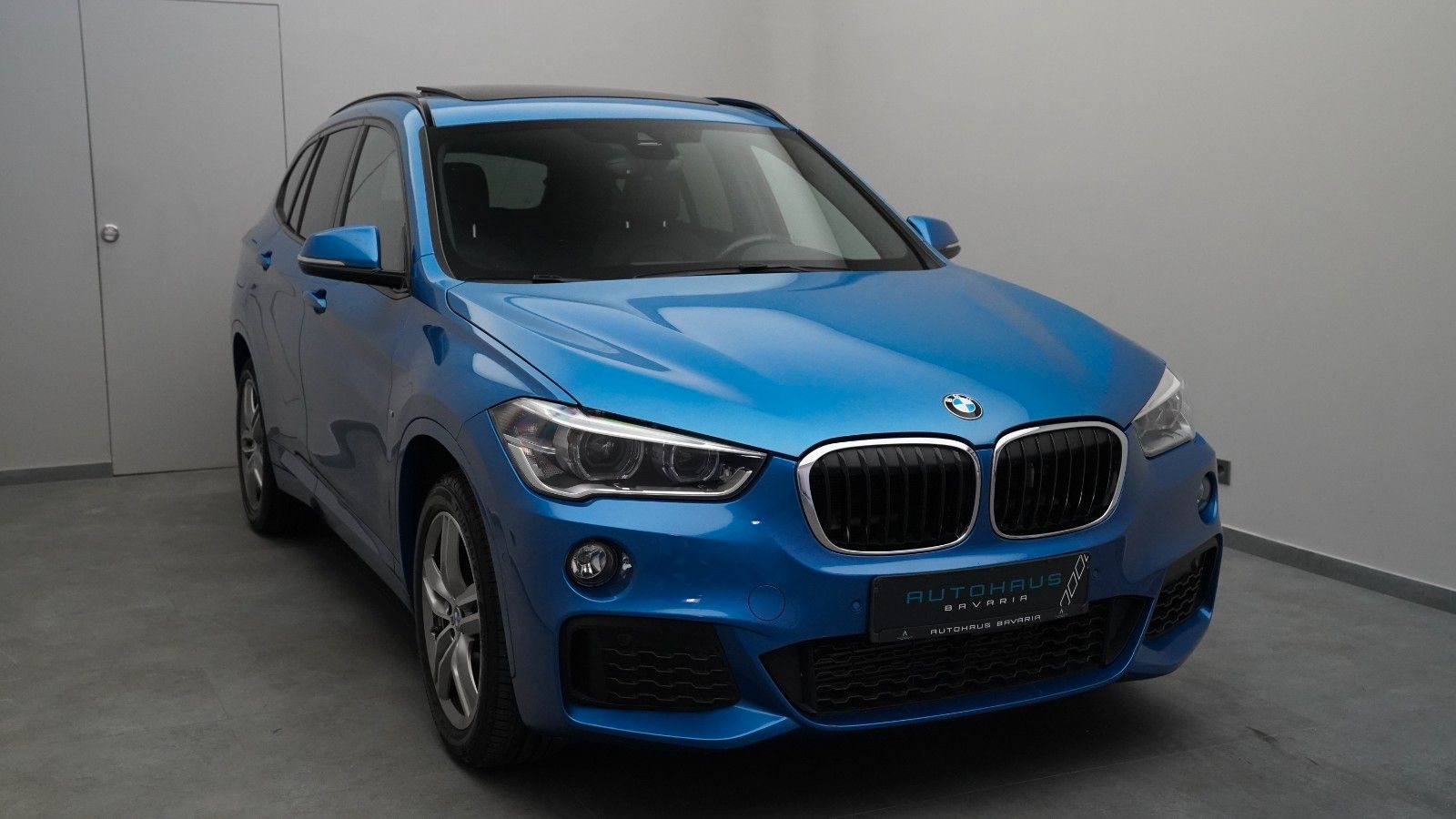 BMW X1 sDrive 20i M Sport · HUD · PANO · KAMERA · H&K