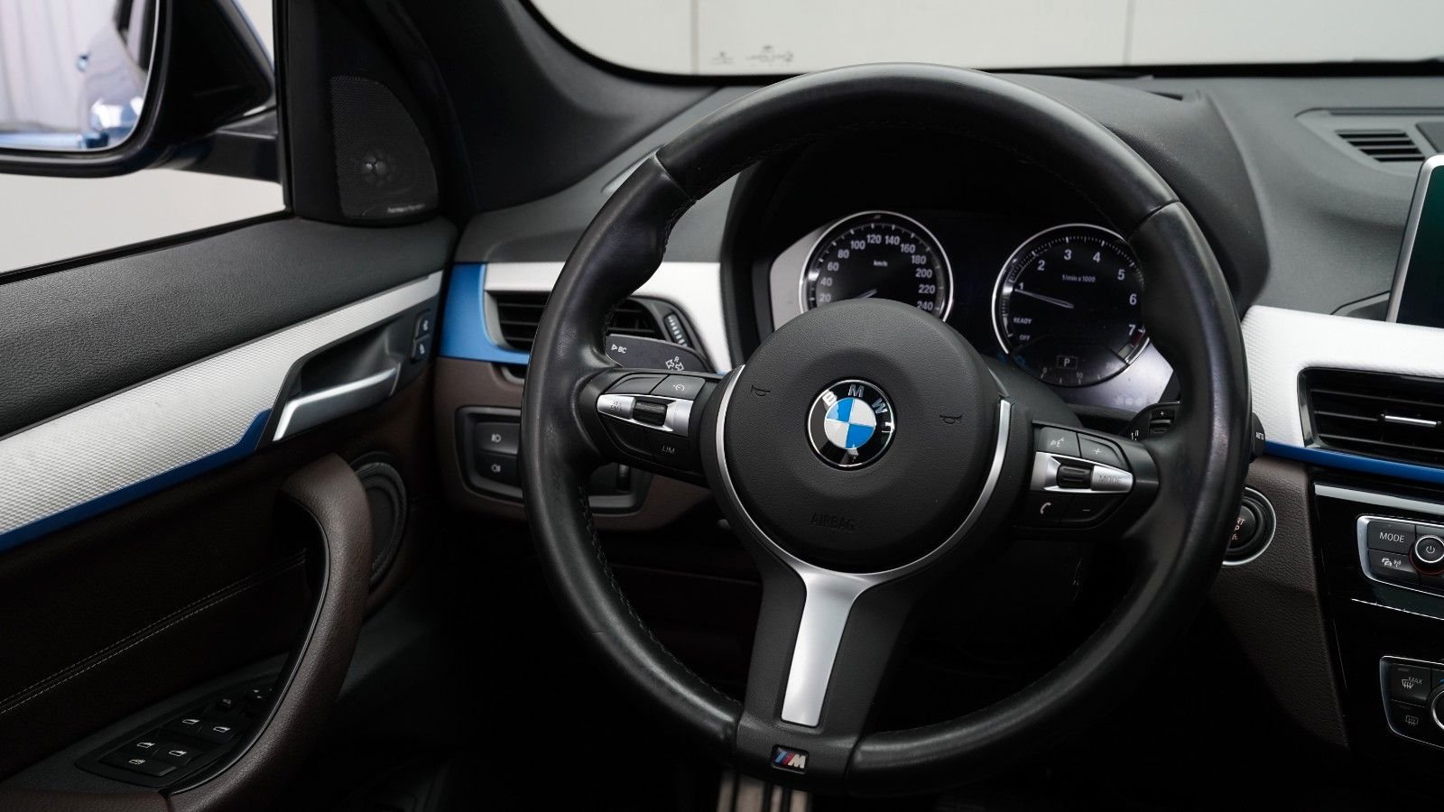 BMW X1 sDrive 20i M Sport · HUD · PANO · KAMERA · H&K