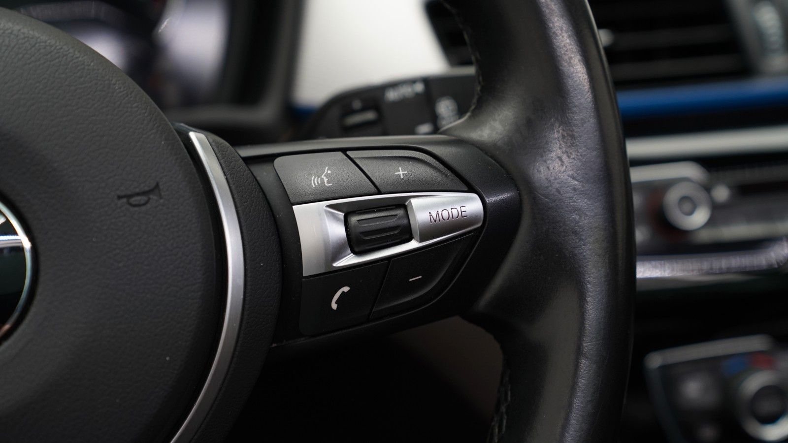 BMW X1 sDrive 20i M Sport · HUD · PANO · KAMERA · H&K