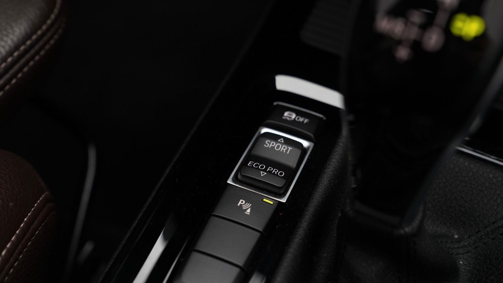 BMW X1 sDrive 20i M Sport · HUD · PANO · KAMERA · H&K