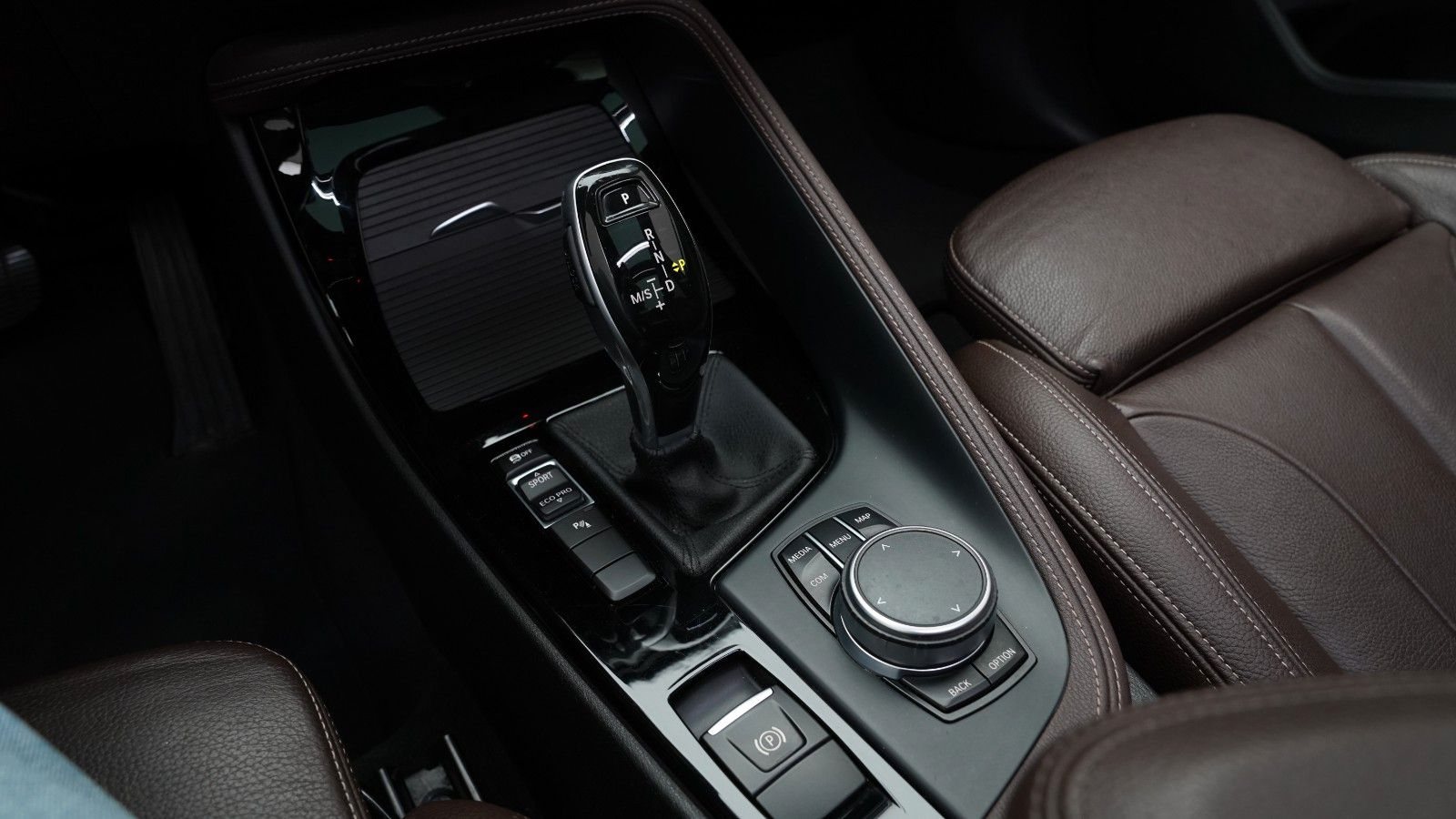 BMW X1 sDrive 20i M Sport · HUD · PANO · KAMERA · H&K
