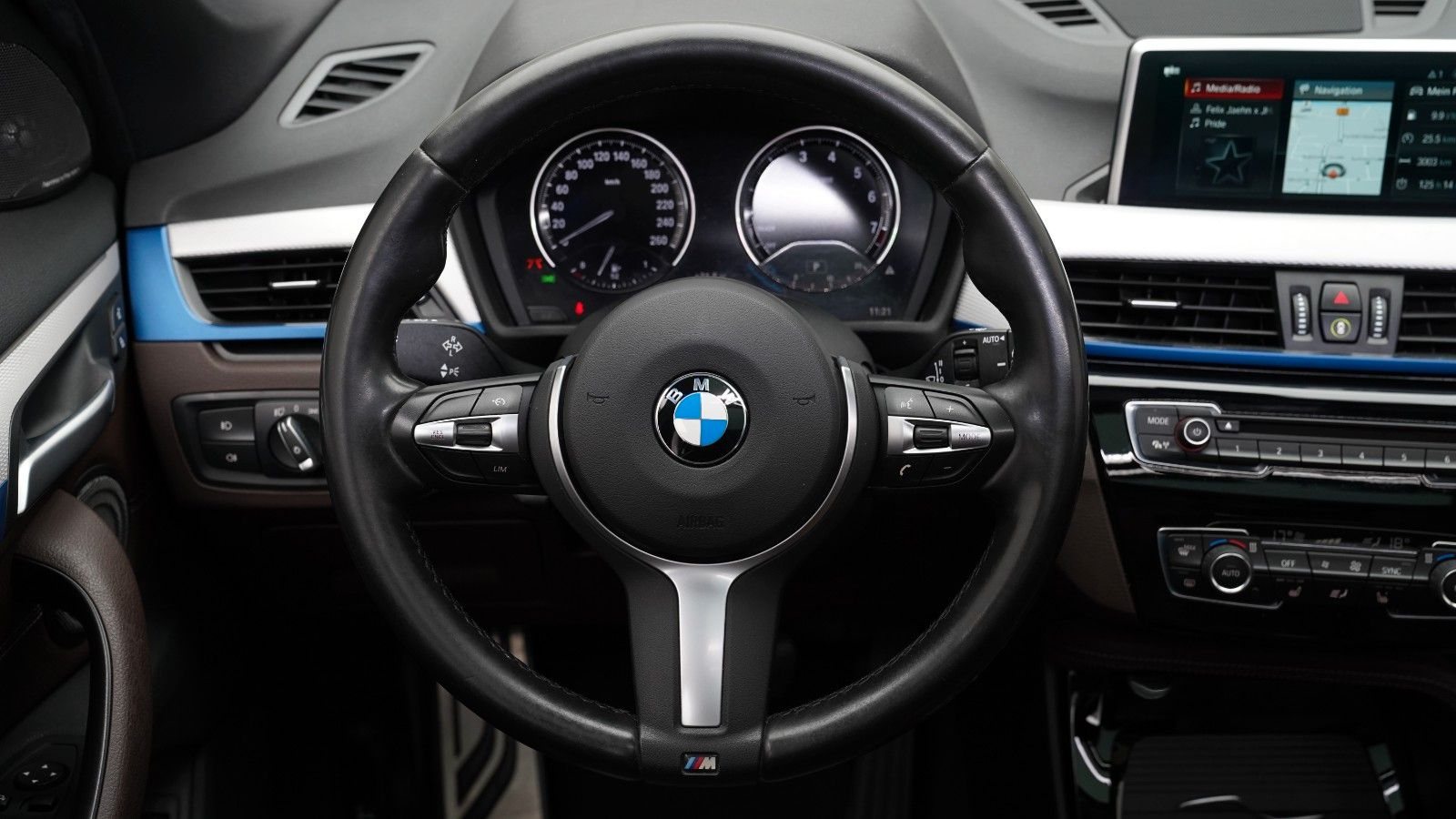 BMW X1 sDrive 20i M Sport · HUD · PANO · KAMERA · H&K