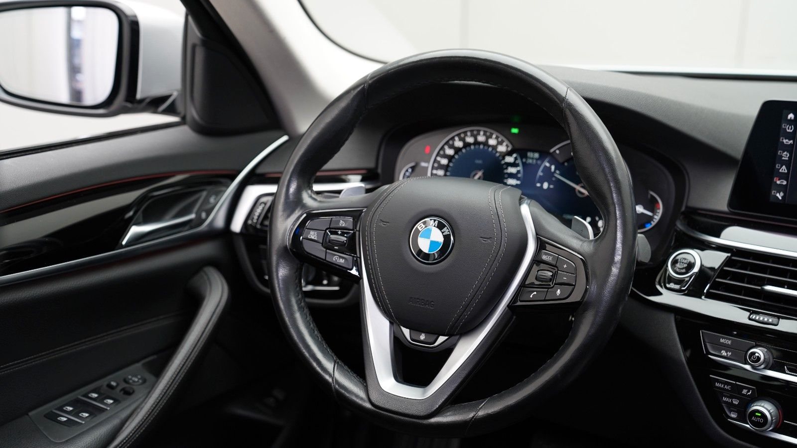 BMW 520d Touring xDrive Sport Line · AHK · KAMERA · LED