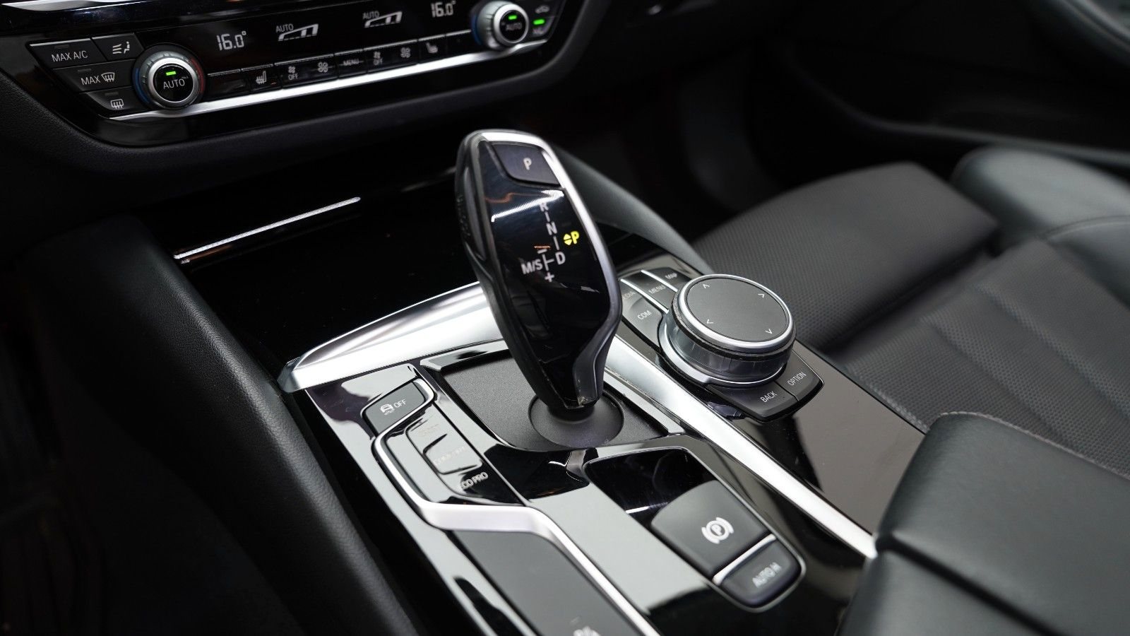 BMW 520d Touring xDrive Sport Line · AHK · KAMERA · LED